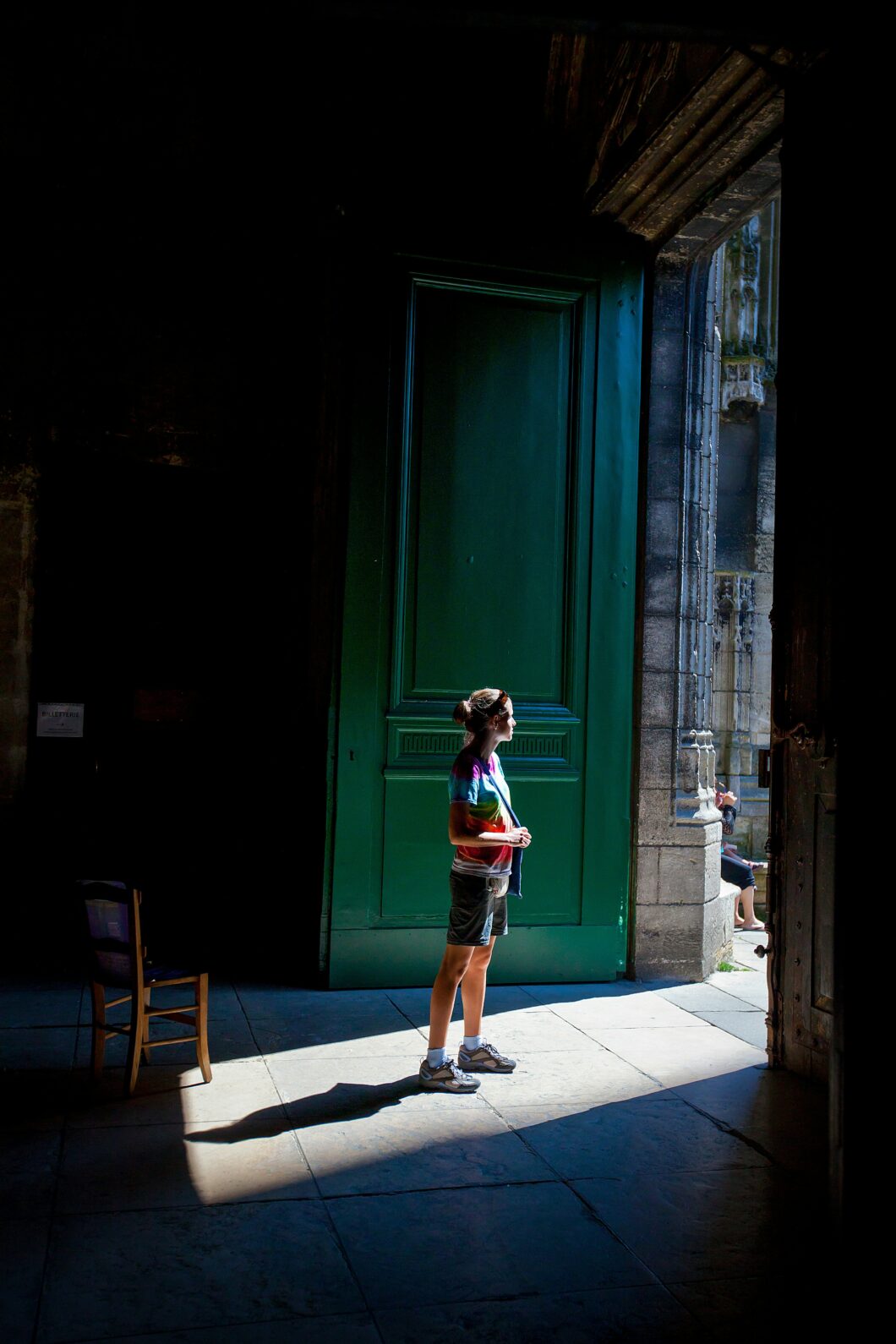 persona in ombra sotto un arco, psicologo pregiudizi salute mentale