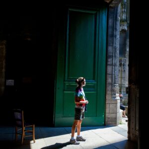 persona in ombra sotto un arco, psicologo pregiudizi salute mentale