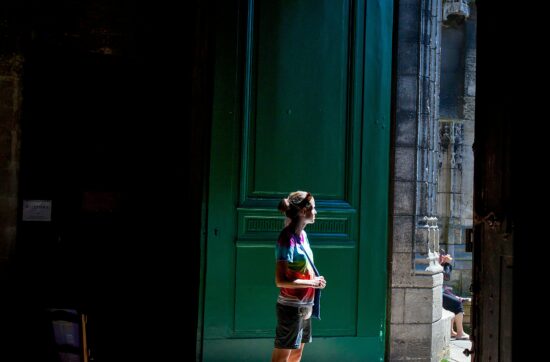 persona in ombra sotto un arco, psicologo pregiudizi salute mentale