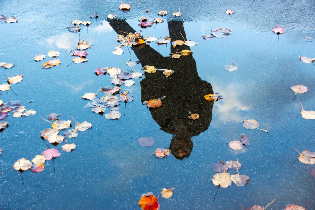 persona riflessa in uno specchi d'acqua, prima o ennesima terapia