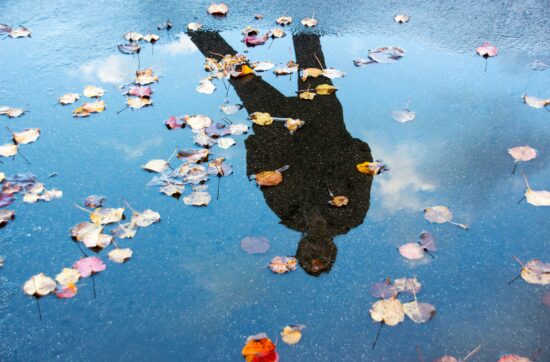 persona riflessa in uno specchi d'acqua, prima o ennesima terapia