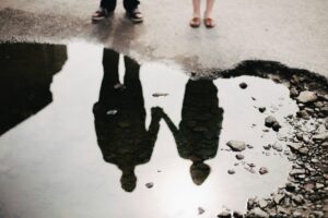 2 figure mano nella mano in uno specchio d'acqua, relazione non funziona