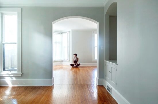 persona seduta sola in una stanza vuota, terapia sistemica individuale
