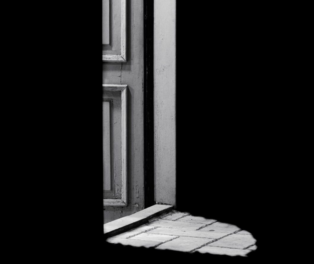 porta socchiusa luce padre assente
